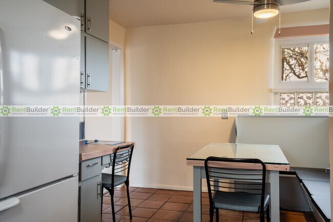 Building Photo - 1301 Alvarado Dr NE