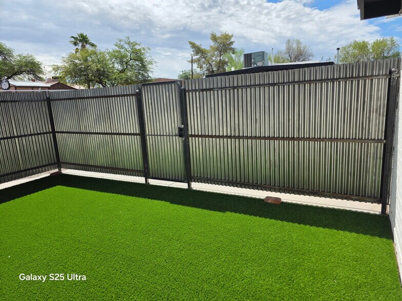 Fenced rear patio area with artificial turf. - 2844 E Edison St