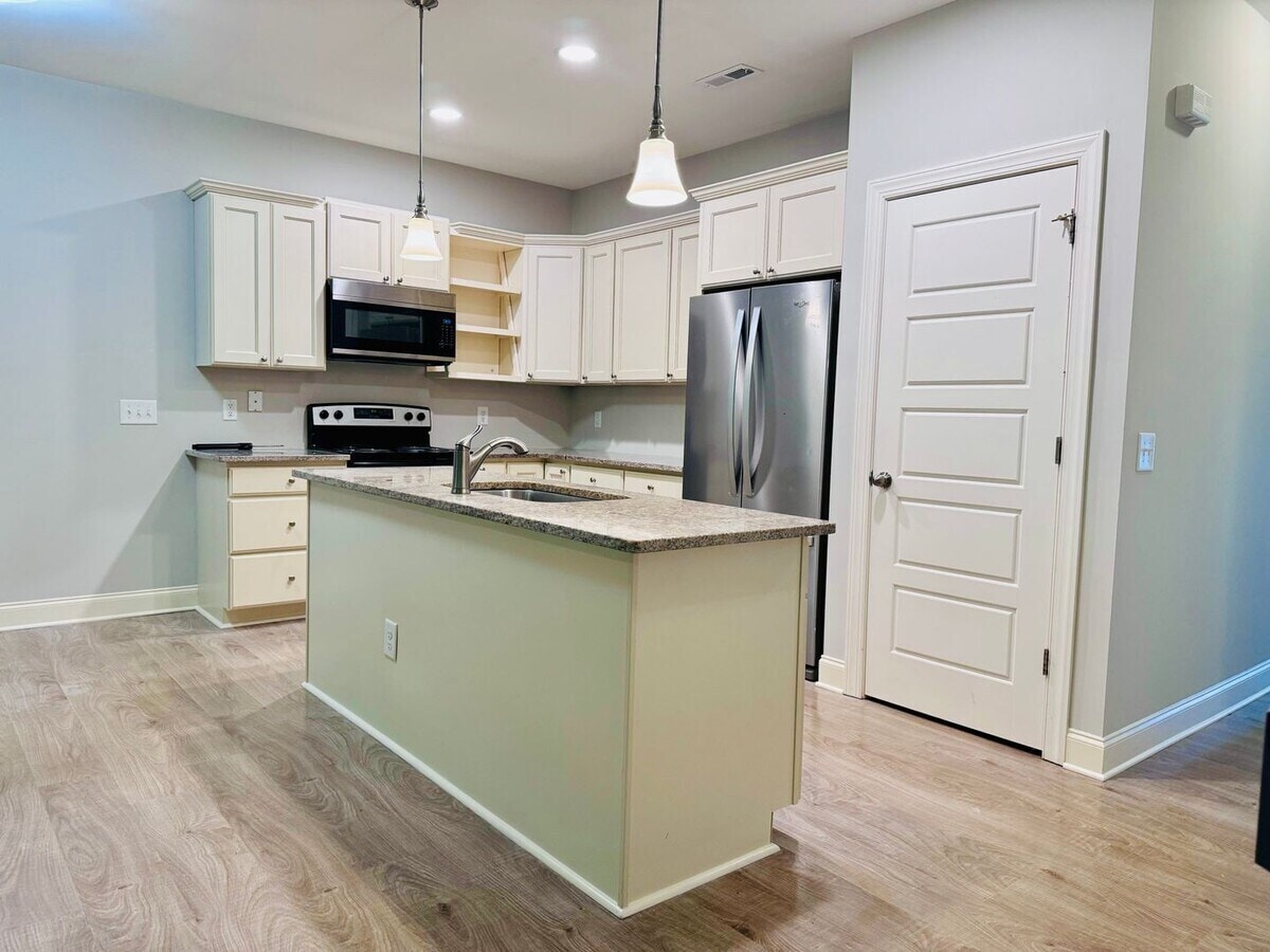 Building Photo - 1665 Quail Cir