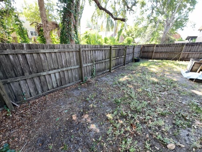 Building Photo - 2201 Grasmere Dr