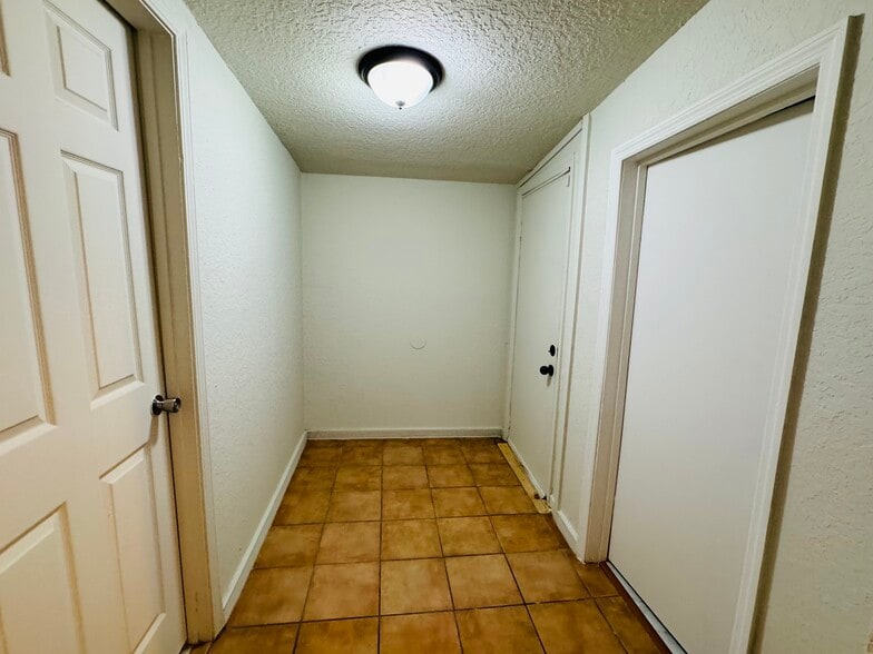 Back foyer - 1157 E 3rd St