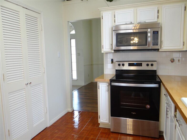 Building Photo - 7810 Coastway Dr