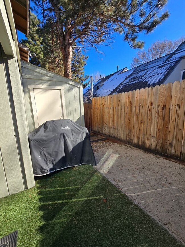 Building Photo - Wonderful Mountain Meadows "end unit"