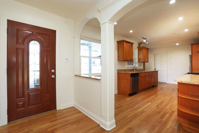 Building Photo - 409 Lexington Dr