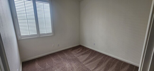 Building Photo - 4 Bedroom 2 Bathroom Home in Elk Grove