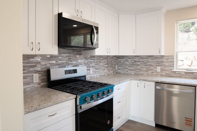 Building Photo - Fully Updated 2 Bed 1 Bath in Woodland Park!