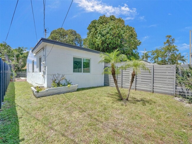 Building Photo - 1713 NE 15th Ave