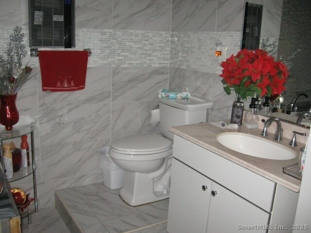 Building Photo - 105 Edin Ave