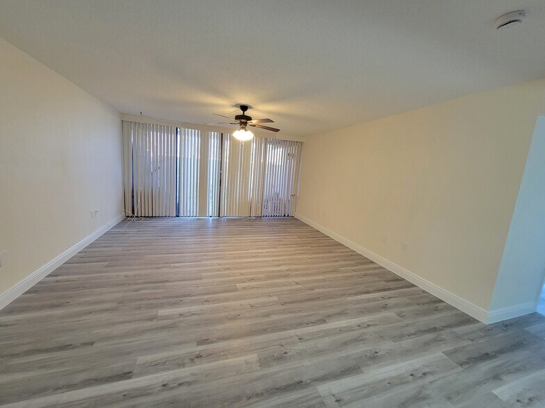 Building Photo - 500 Treasure Island Cswy