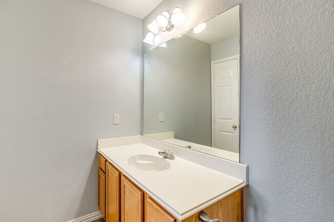 Building Photo - Spacious Well Maintained 2 Bed- 2.5 Bath T...