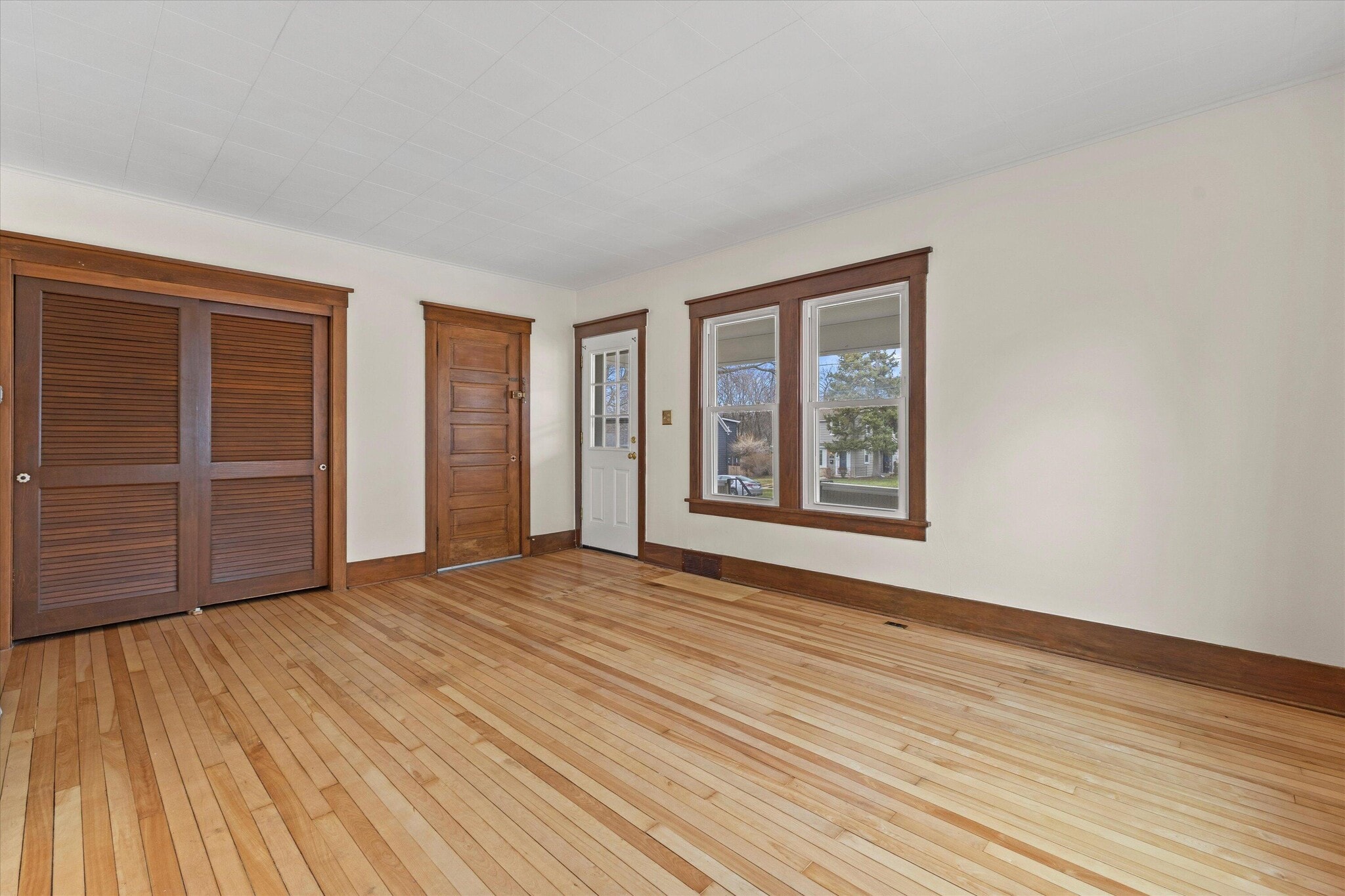 Building Photo - 137 W Newhall Ave