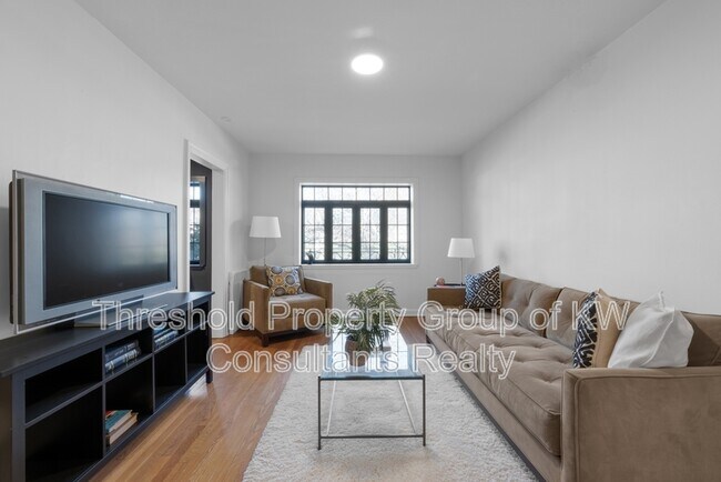 Primary Photo - 451 E Town St