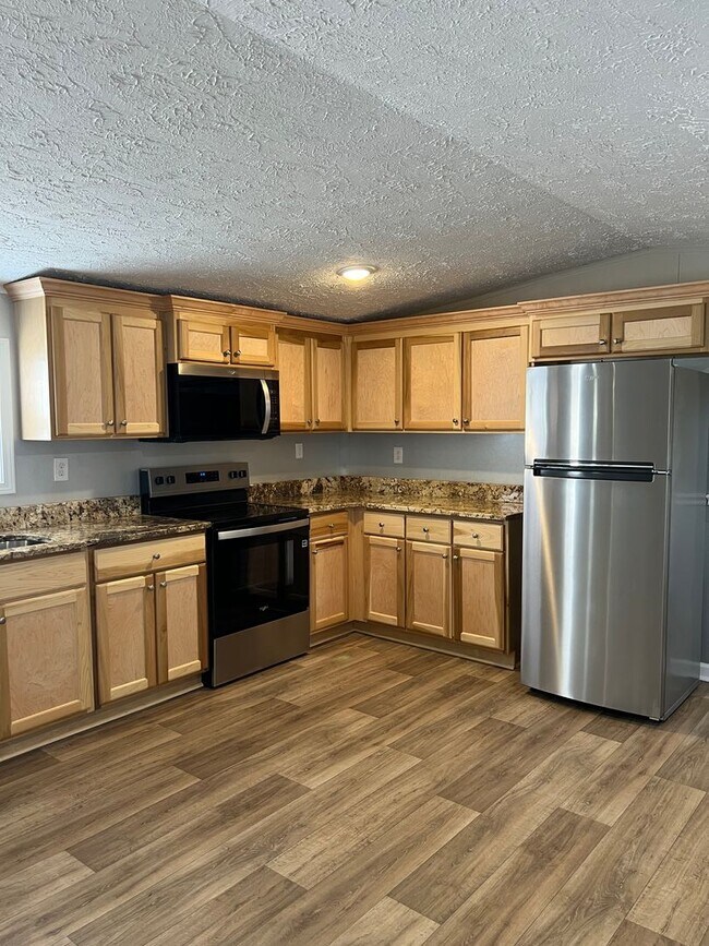 Building Photo - Fully Renovated & Pet Friendly 3 Bedroom, ...