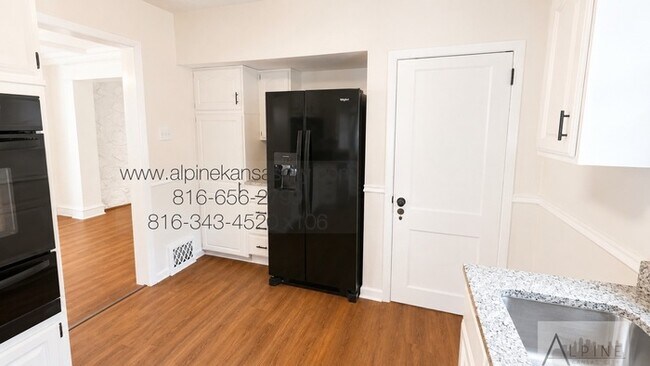 Building Photo - Spacious Home in Oak Park SW
