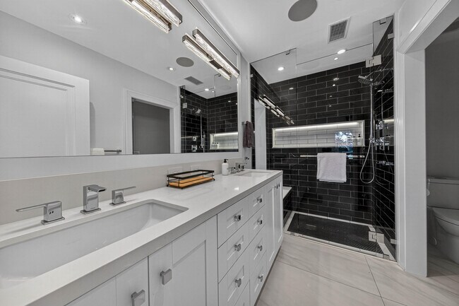 Building Photo - 3109 NE 42nd Ct