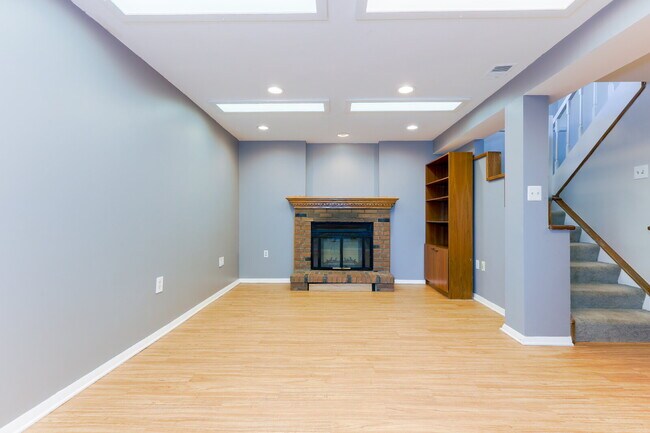 Building Photo - Bright and Spacious Townhome Living Near Reston