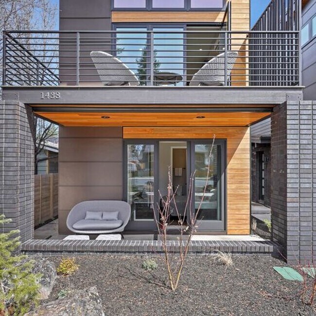 Building Photo - Modern Luxury and Prime Location: Fully Fu...