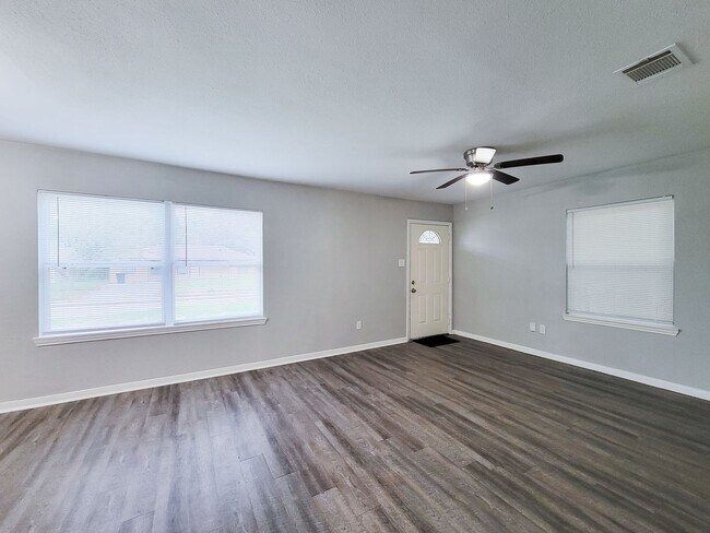 Building Photo - BEAUTIFUL REMODELED 3 BEDOOM LEASE HOME