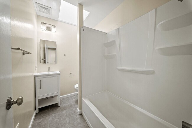 Building Photo - Bright & Beautiful 2BR Apartment Near Plea...