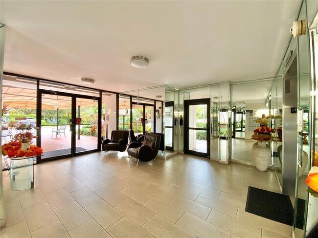 Building Photo - 3000 N Palm Aire Dr