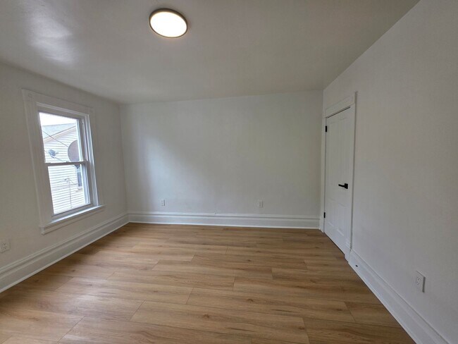 Building Photo - Space 3 bed 1 bath house for rent in Braddock!