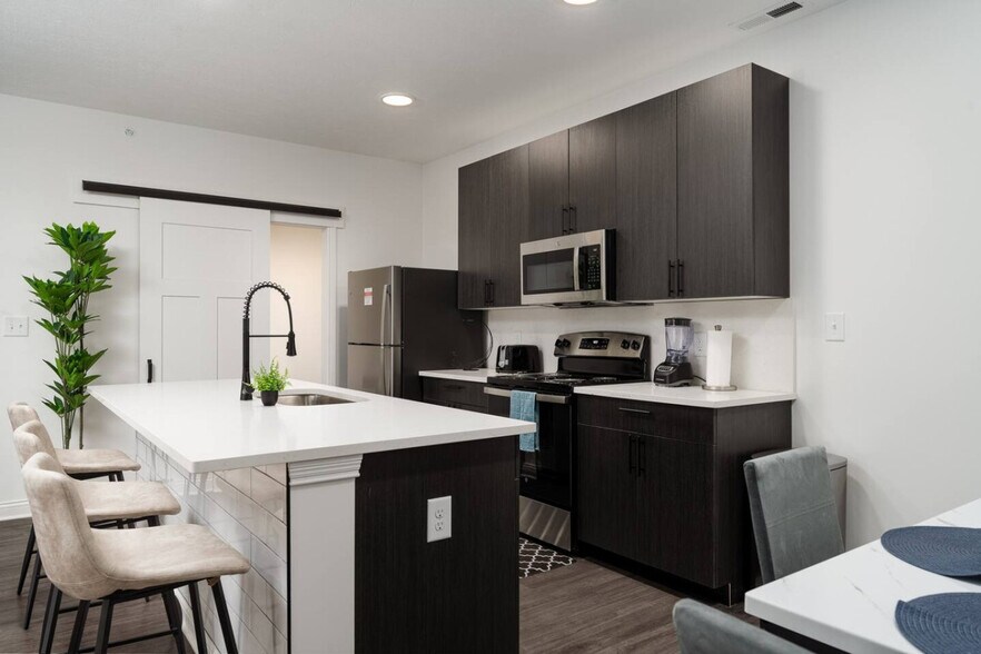 Building Photo - 5842 Leisure Ln