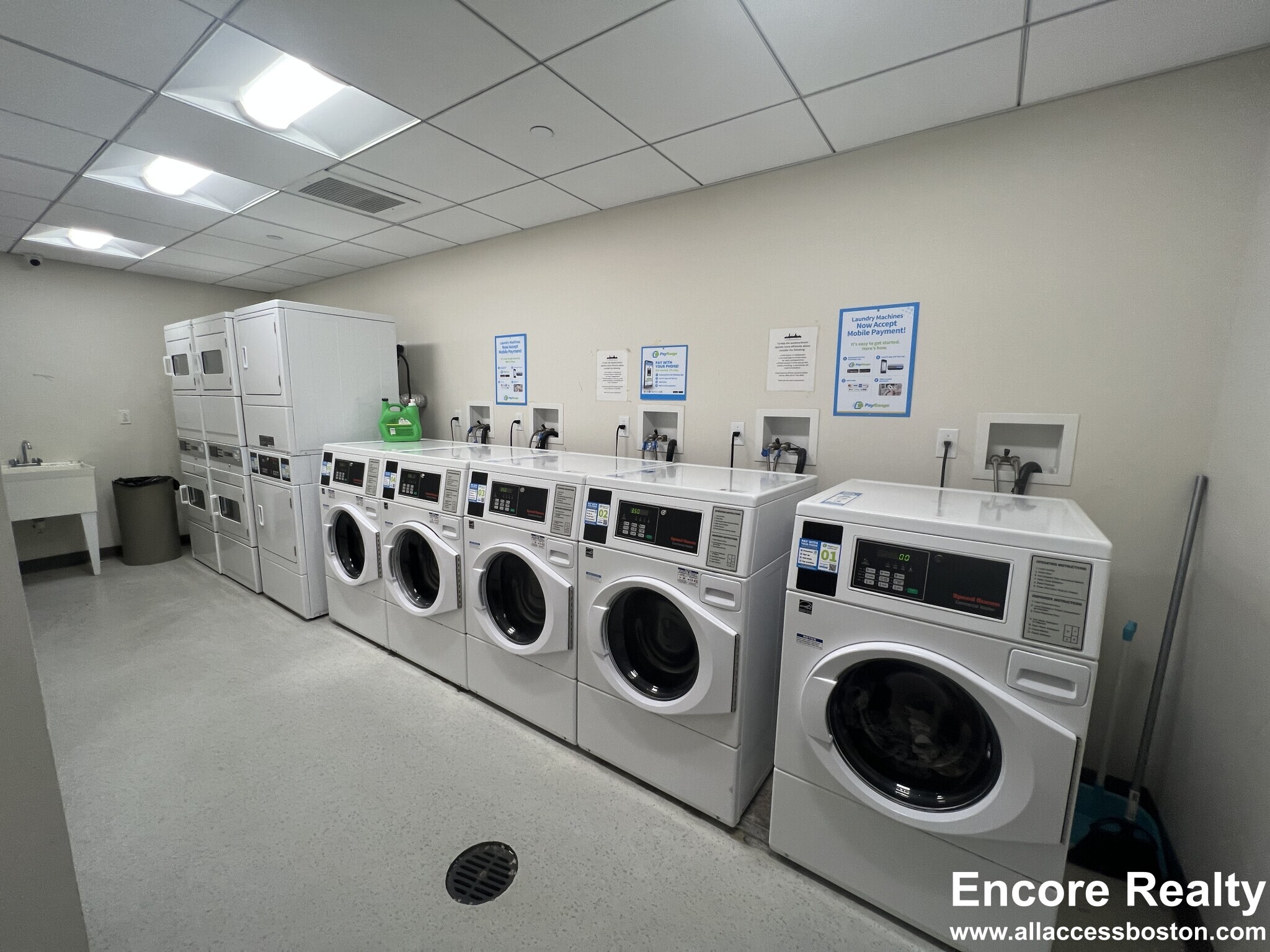 Building Photo - 601 Albany St