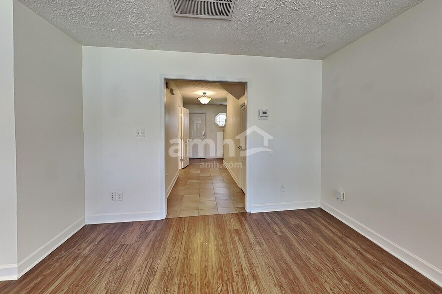 Building Photo - 1504 Beaconcrest Cir