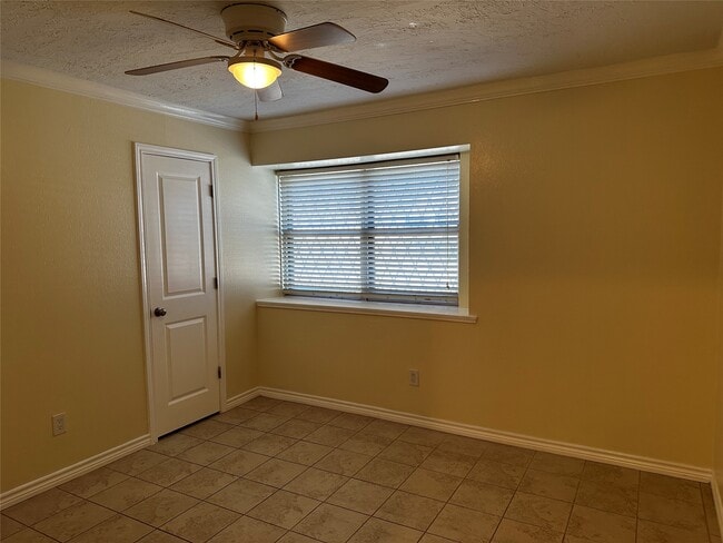 Building Photo - 330 Maybrook Dr