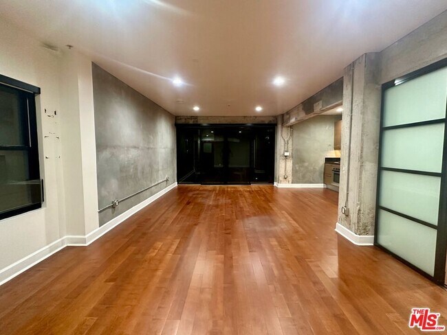 Building Photo - 416 S Spring St