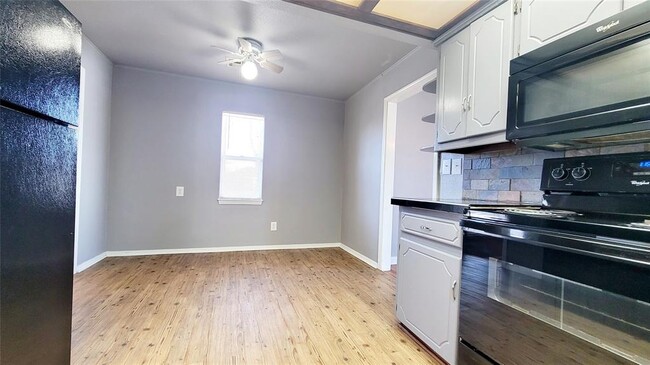Building Photo - 300 E Kittyhawk Dr