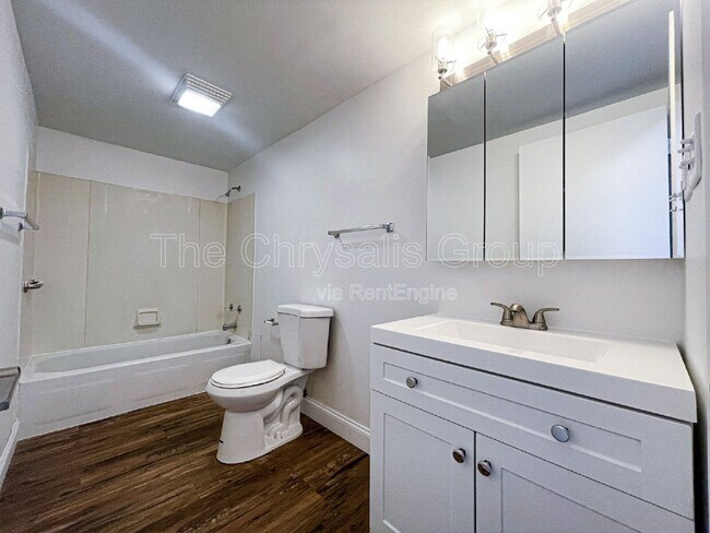 Building Photo - 2402 Marquette Rd