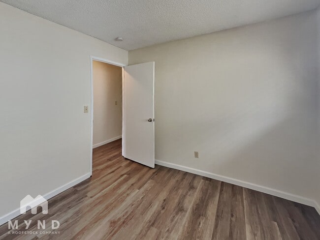 Building Photo - 1290 Stardust St