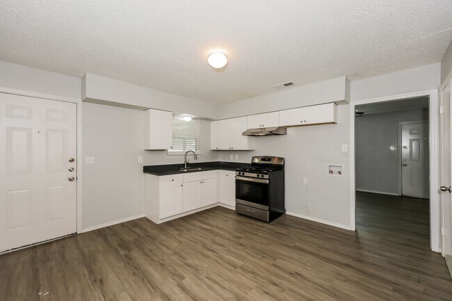 Building Photo - 2 BR/1BA | Newly Renovated Single Family Home | 1-Car Covered Parking | Gated backyard