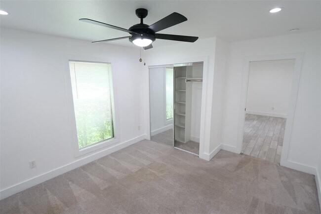 Building Photo - 2219 Chantilly Ln