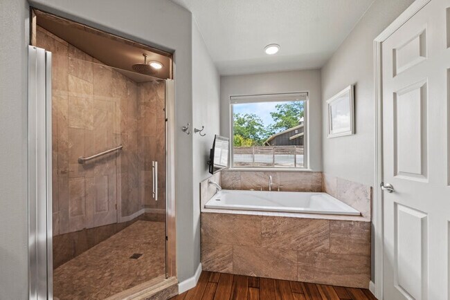 Building Photo - 1740 W Live Oak St