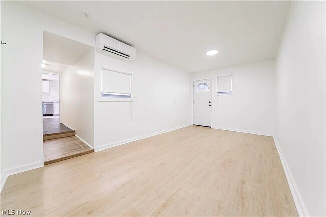 Building Photo - 2053 W 45th St
