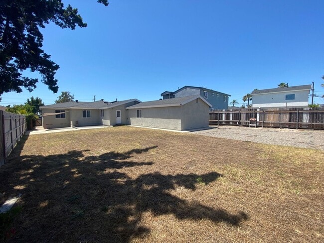 Building Photo - HUGE House! Big Yard!