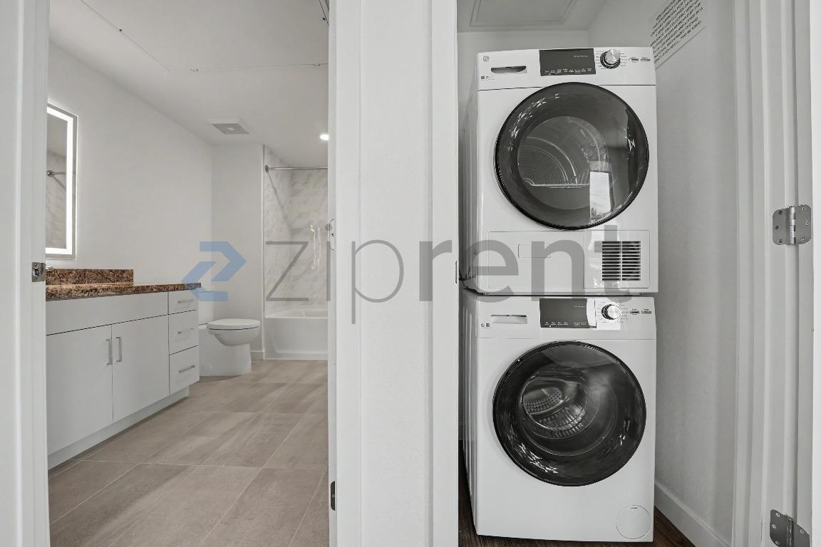 Building Photo - Unit 403