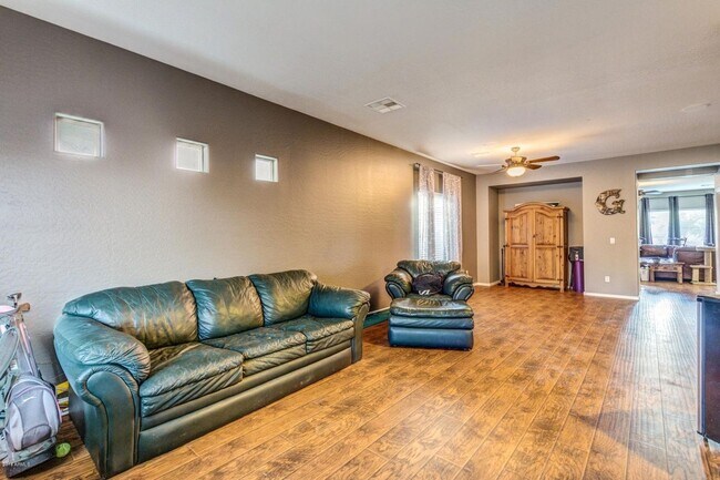 Building Photo - Gorgeous 5 Bedroom 3.5 Bath Stetson Valley...
