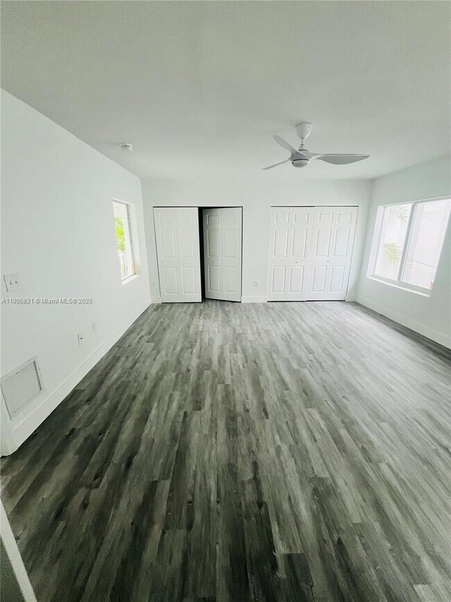 Building Photo - 950 Bay Dr