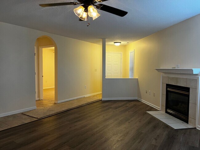 Building Photo - Town home located in Greenville