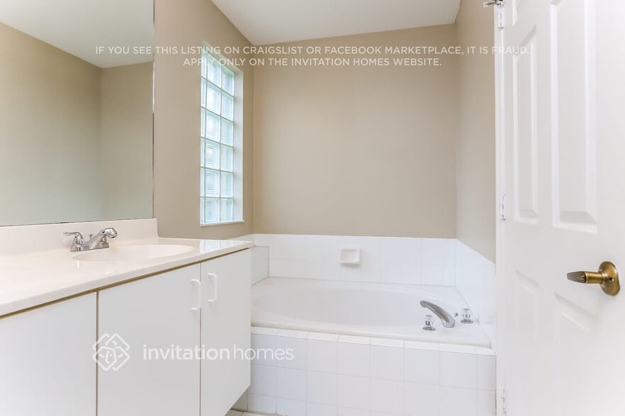Building Photo - 10621 SW 14th Ct
