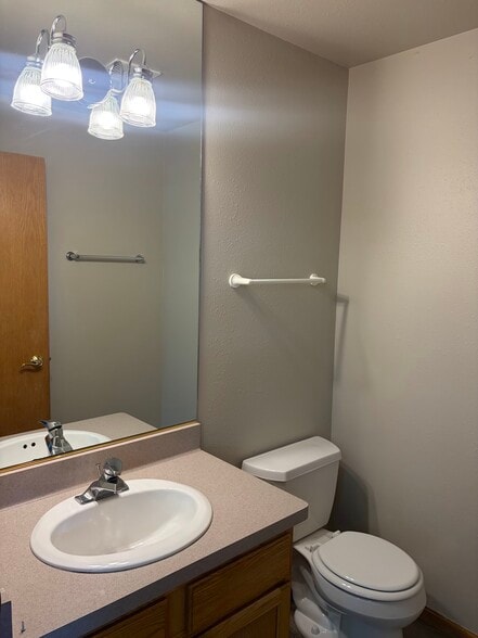 Powder room - 207 Llanos St