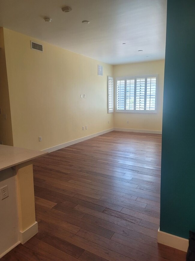 Building Photo - Resort Living in Midtown!!  Pool, Dog walk...