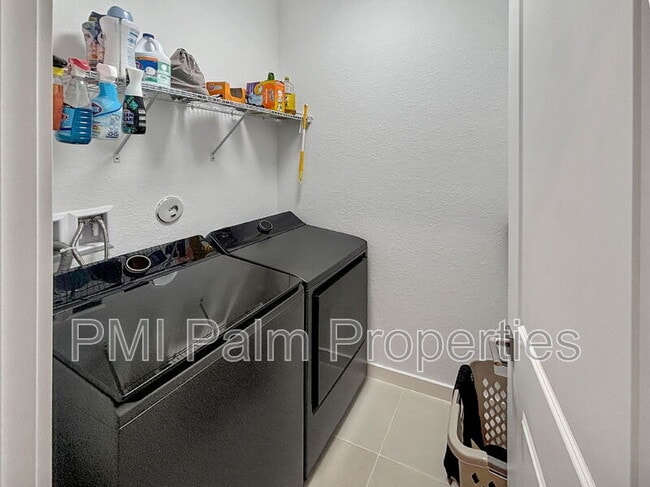 Building Photo - 5989 SE Sky Blue Cir