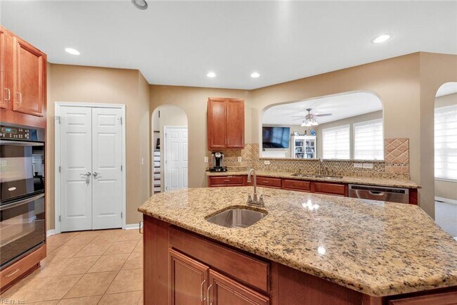 Building Photo - 101 Yacht Ct