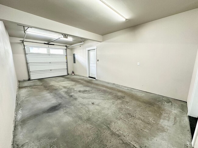 Building Photo - Stunning 3 bedroom townhome.