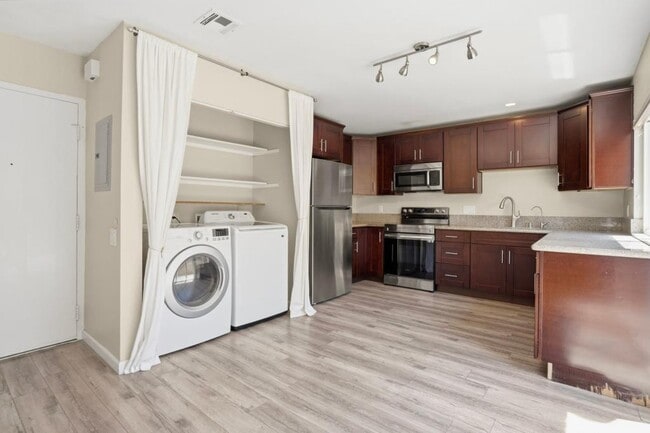 Building Photo - 8879 Hillery Dr