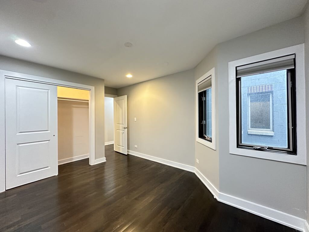 Building Photo - 907 N Damen Ave